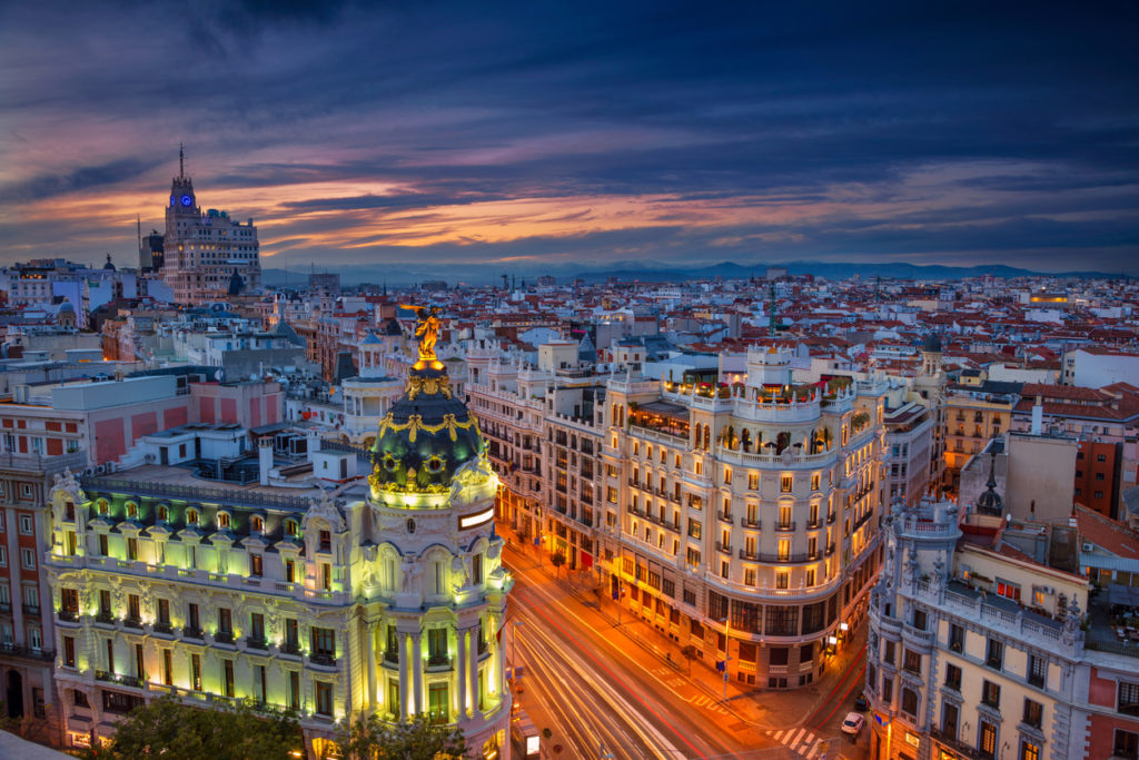 夕阳下的西班牙马德里城市景观。
