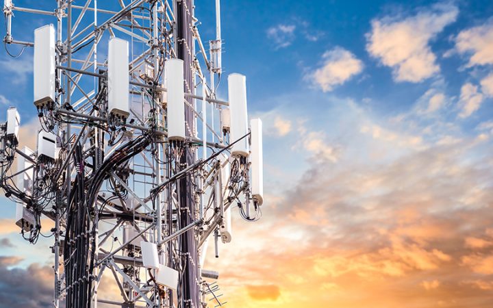 5G日落蜂窝塔:用于移动电话和视频数据传输的蜂窝通信塔