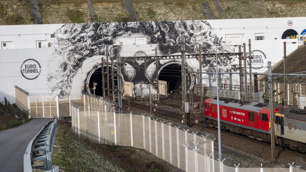 火车de marchandises进入者在隧道,法国更l 'Angleterre