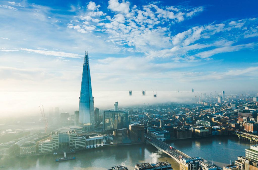 伦敦的碎片大厦。欧盟最高的摩天大楼，310米高，由建筑师伦佐·皮亚诺设计。