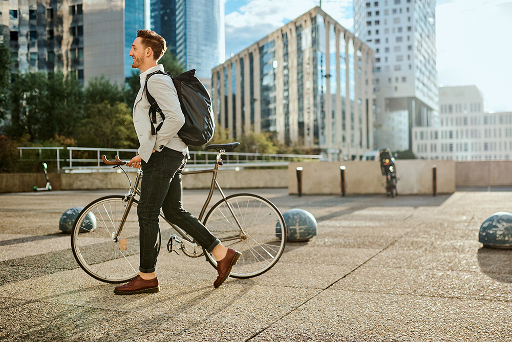 一个年轻的商人骑着自行车穿过城市