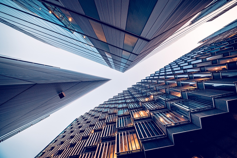 高度详细的抽象广角视野，在伦敦金融城的金融区，其超现代的当代建筑具有独特的建筑风格。使用佳能EOS R全画幅，10mm广角镜头拍摄。图像是理想的背景。健美的形象。
