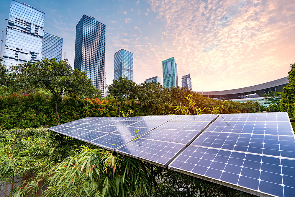 现代城市中的太阳能发电厂，可持续的可再生能源。