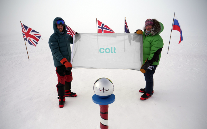罗伯特·斯旺和儿子巴尼在南极升起柯尔特旗
